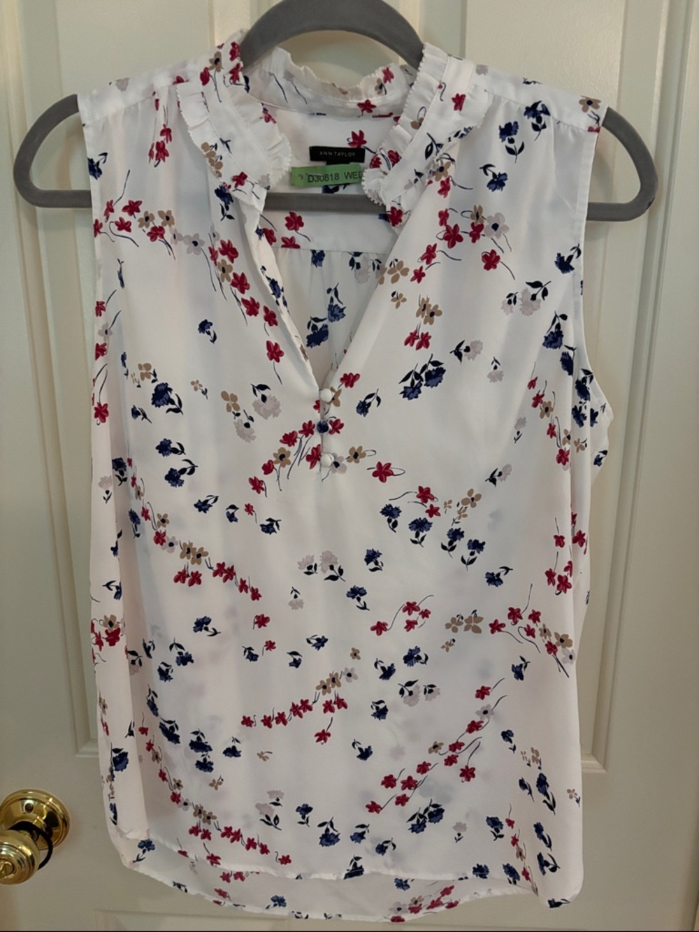 Like New Ann Taylor Sleeveless White Floral V-Neck Blouse M